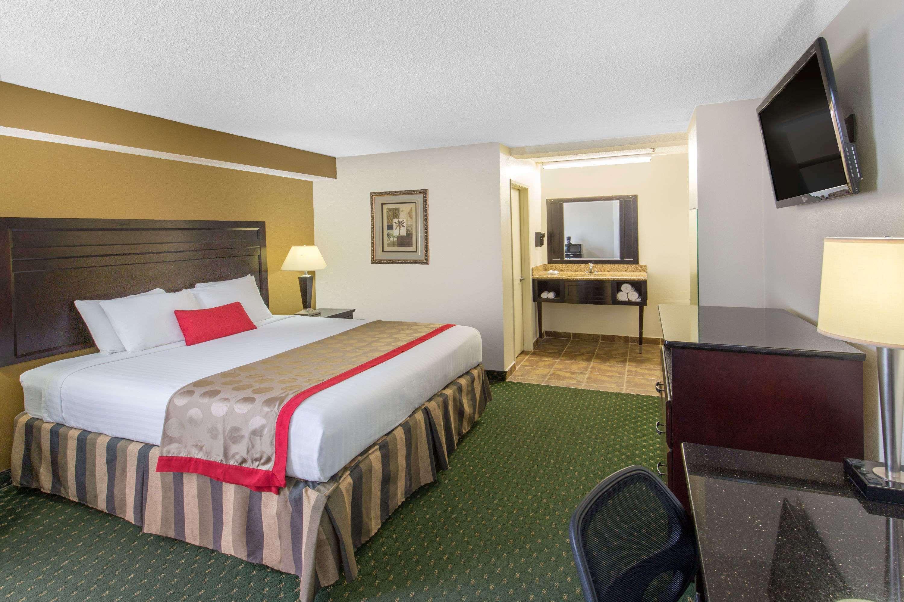 Ramada By Wyndham Ontario Hotel Exterior foto