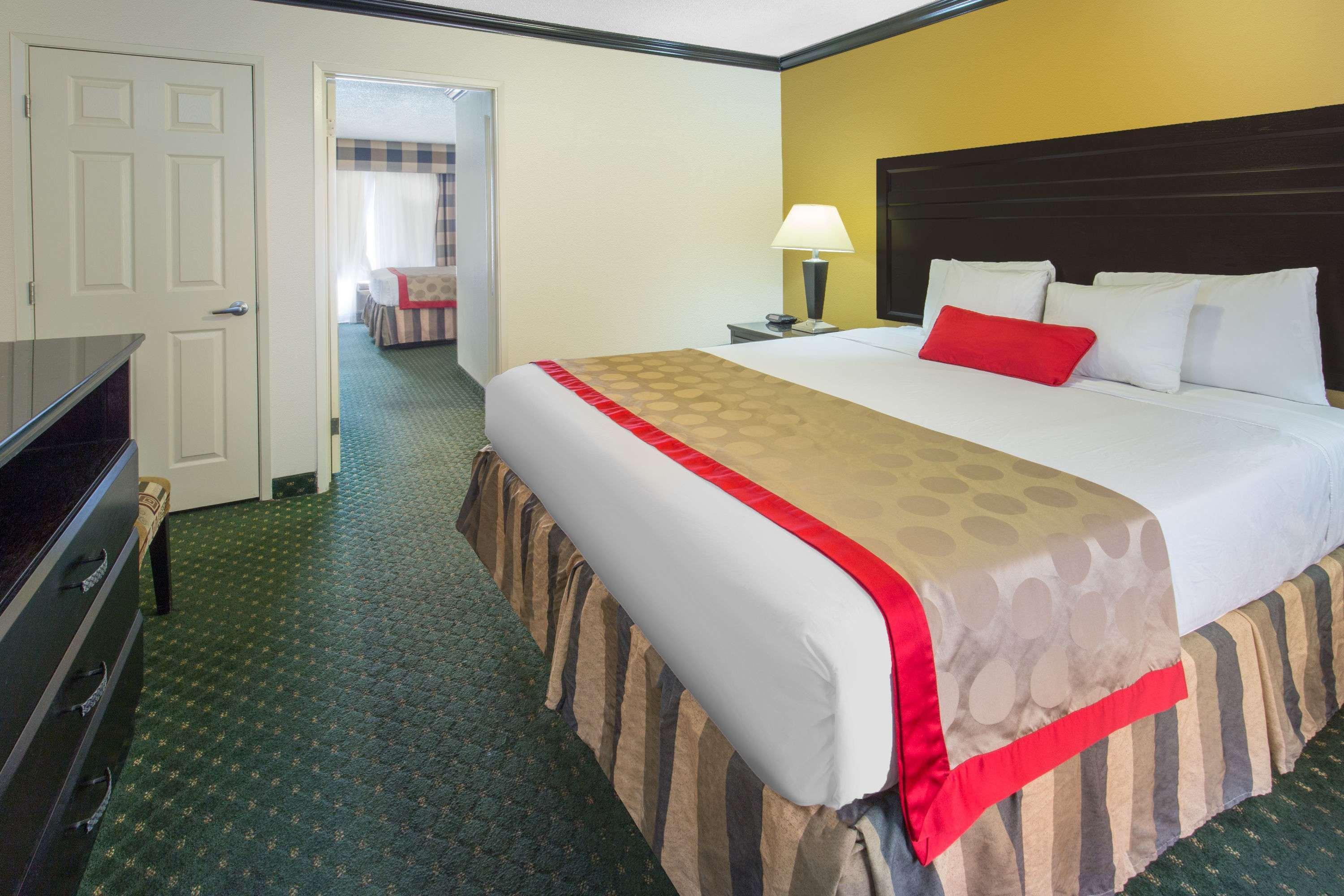 Ramada By Wyndham Ontario Hotel Exterior foto