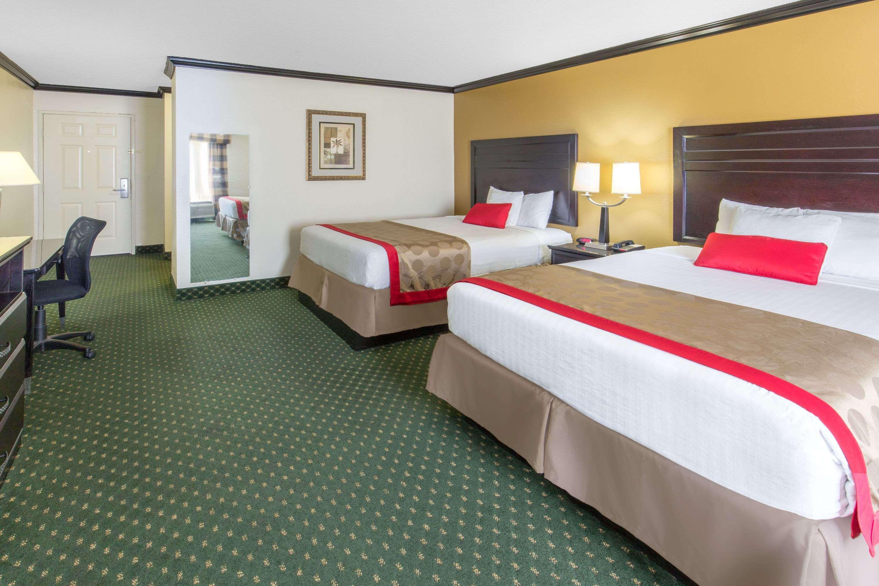 Ramada By Wyndham Ontario Hotel Exterior foto